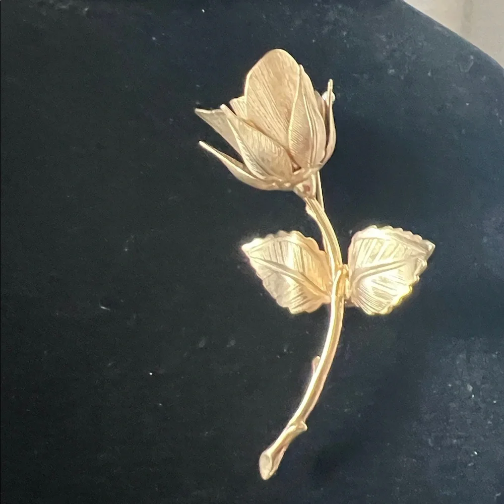 Giovanni Gold Toned Rose Brooch/Pin - Beautiful